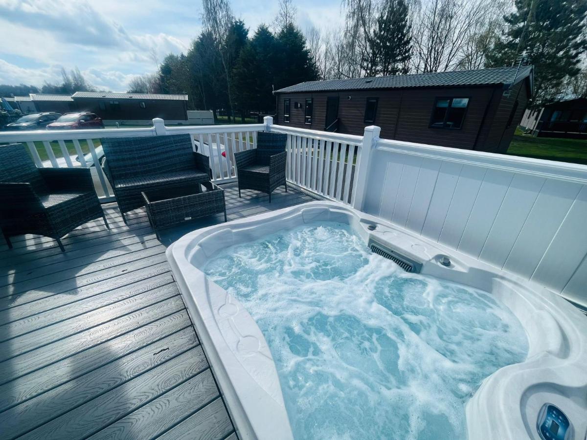 Evergreen Lodge With Hot Tub York Esterno foto