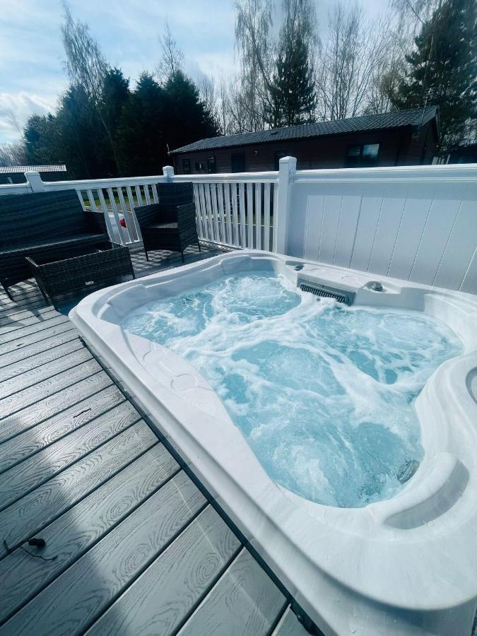 Evergreen Lodge With Hot Tub York Esterno foto