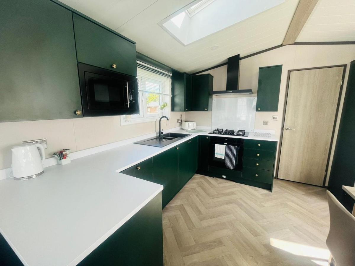Evergreen Lodge With Hot Tub York Esterno foto