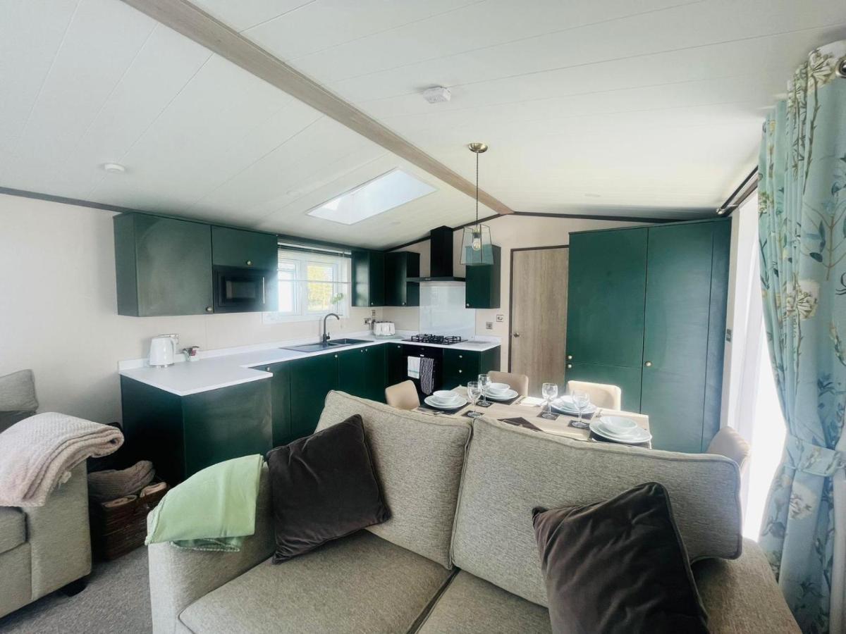 Evergreen Lodge With Hot Tub York Esterno foto