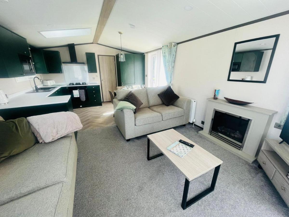 Evergreen Lodge With Hot Tub York Esterno foto